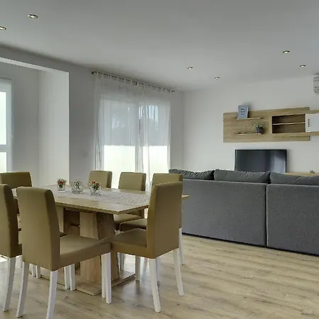 Vakantiehuis Family Friendly House With A Parking Space Galizana, Fazana - 22739 *