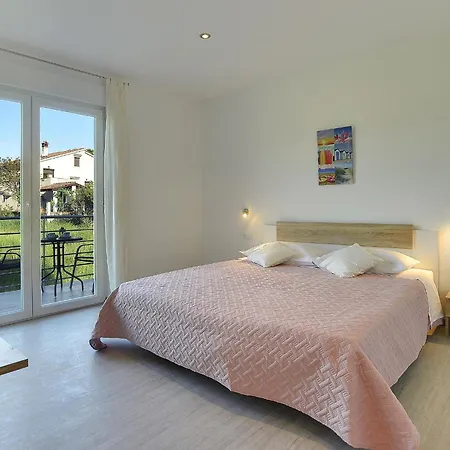 Дом отдыха Family Friendly House With A Parking Space Galizana, Fazana - 22739 Galizana
