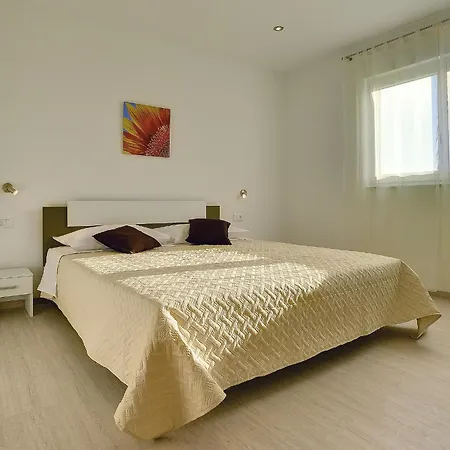 Family Friendly House With A Parking Space Galizana, Fazana - 22739 Vakantiehuis Galižana