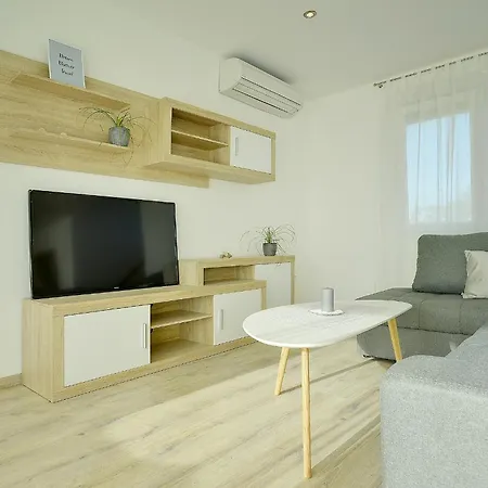 Family Friendly House With A Parking Space Galizana, Fazana - 22739 Feriehus Galižana
